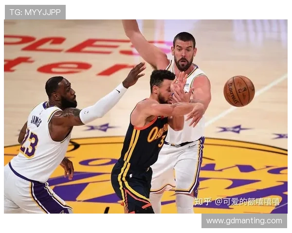 NBA最新动态：湖人队迎战勇士，詹姆斯与库里再度对决，季后赛席位之争愈加激烈