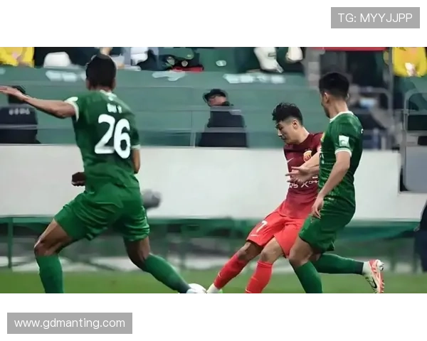 中国足球超级联赛赛季激战正酣 四强争夺战引发球迷热议 中国足球超级联赛赛季激战正酣 四强争夺战引发球迷热议