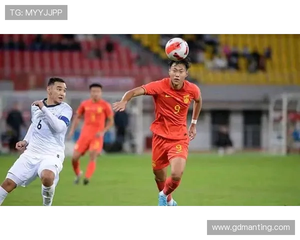 中国足球队迎战日本，备战亚洲杯全力冲击冠军梦想